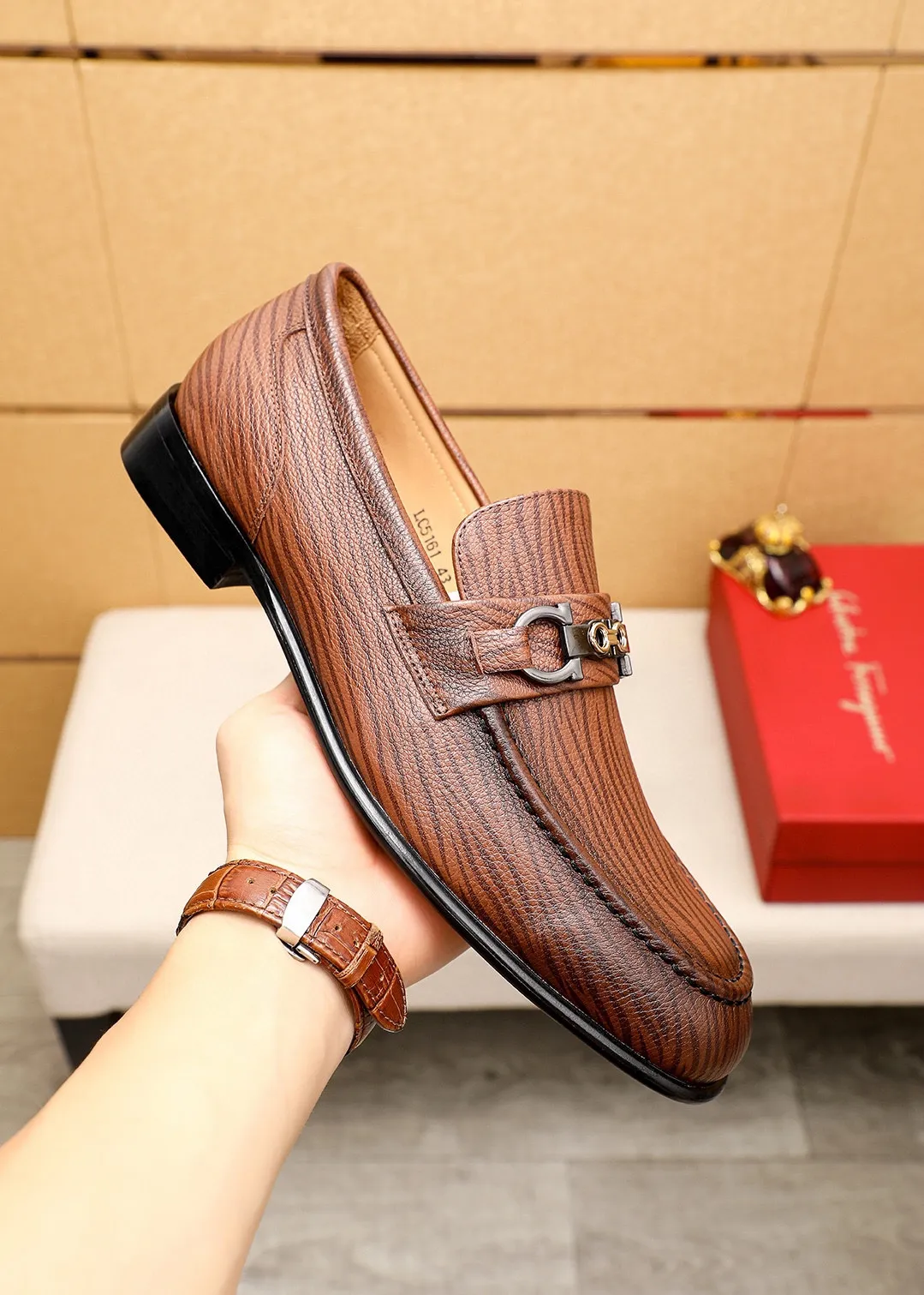 Men's shoes 💰462 💐 Product trademark: Ferragamo "Ferragamo" casual leather shoes Regular size: 38-44 (45.46.47🉑️Customized) Product materials: Selected imported calfskin upper + classic hardware buckle, imported water-dyed cow leather lining. Strong three-dimensional visual effect, original outsole color: 1⃣️color optional